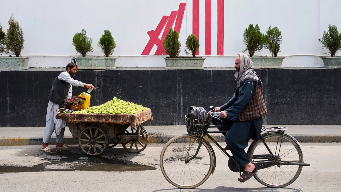 pengorbanan-tak-terbalas-warga-afghanistan-terlantar-akibat-kebijakan-larangan-trump
